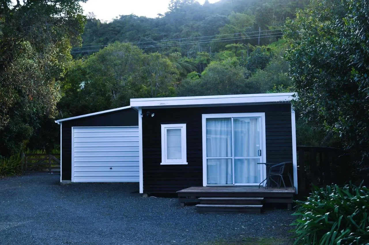 Lakeside Cottage With Jetty At Lake Tarawera Rotorua New Zealand